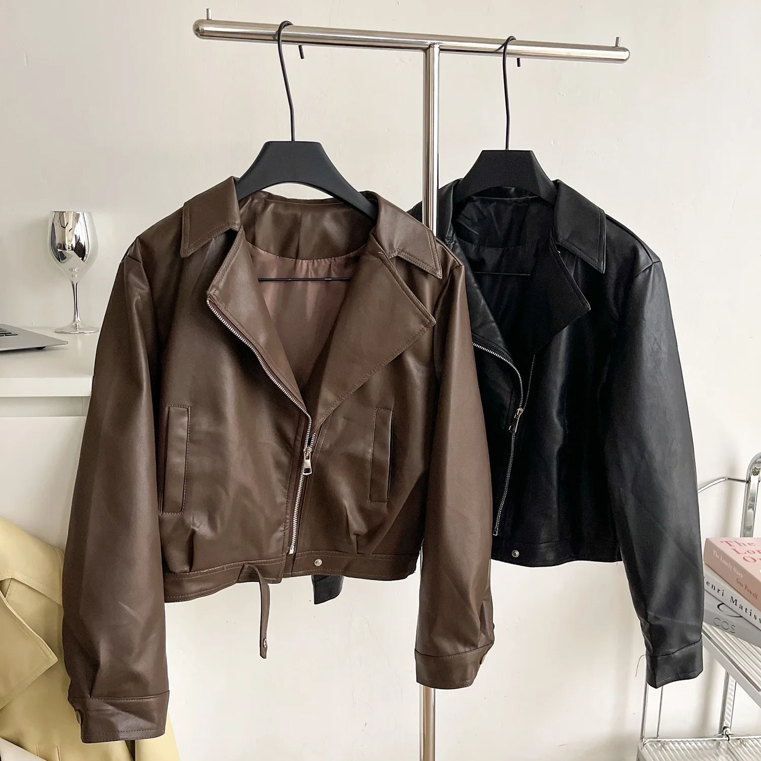 

YuooMuoo шикарные модные винтажные женские куртки из искусственной кожи осень-зима с отложным воротником на молнии крутые мотоциклетные куртки пальто