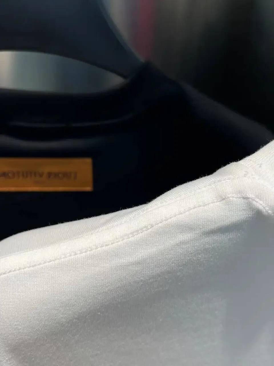 高級ブランドのクラシックなプリントの黒と白の T シャツは純綿製で、スポーツやレジャーに最適な高品質です。ユニセックス