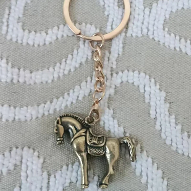 

Модель лошади с металлическим брелоком. Модель игрушки — для дополнительной стоимости доставки. ИСПОЛЬЗУЕТСЯ только.