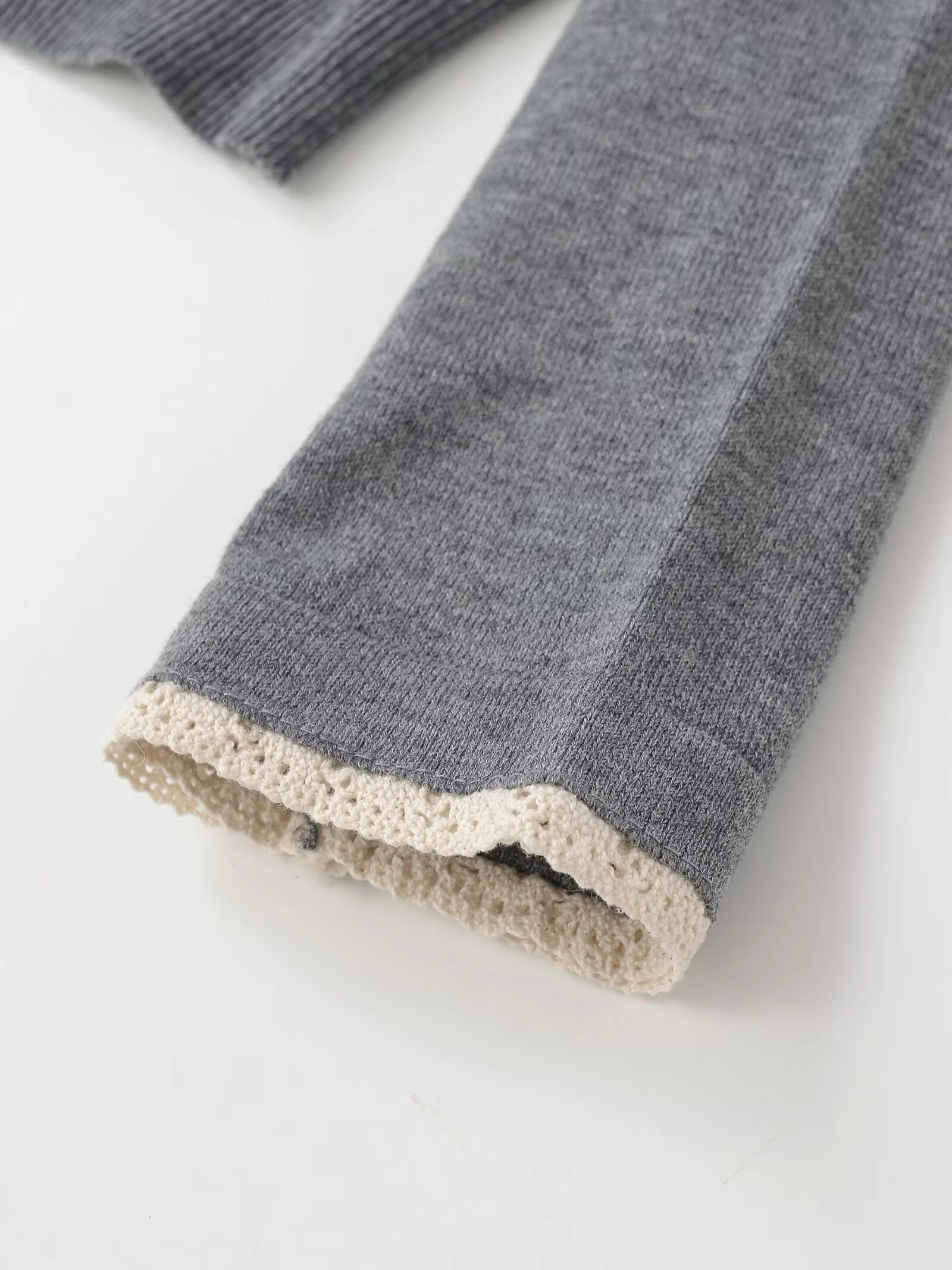 Europeu e americano feminino fino ajuste francês contrastante combinação renda emenda em torno do pescoço manga comprida botão jaqueta de malha