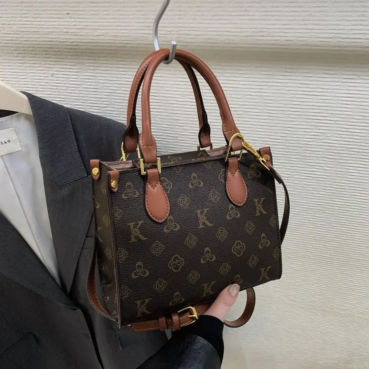 

Эксклюзивная женская сумка класса люкс 2026: Новая ретро-модель с принтом, простая маленькая квадратная сумка, трендовая универсальная повседневная сумка через плечо