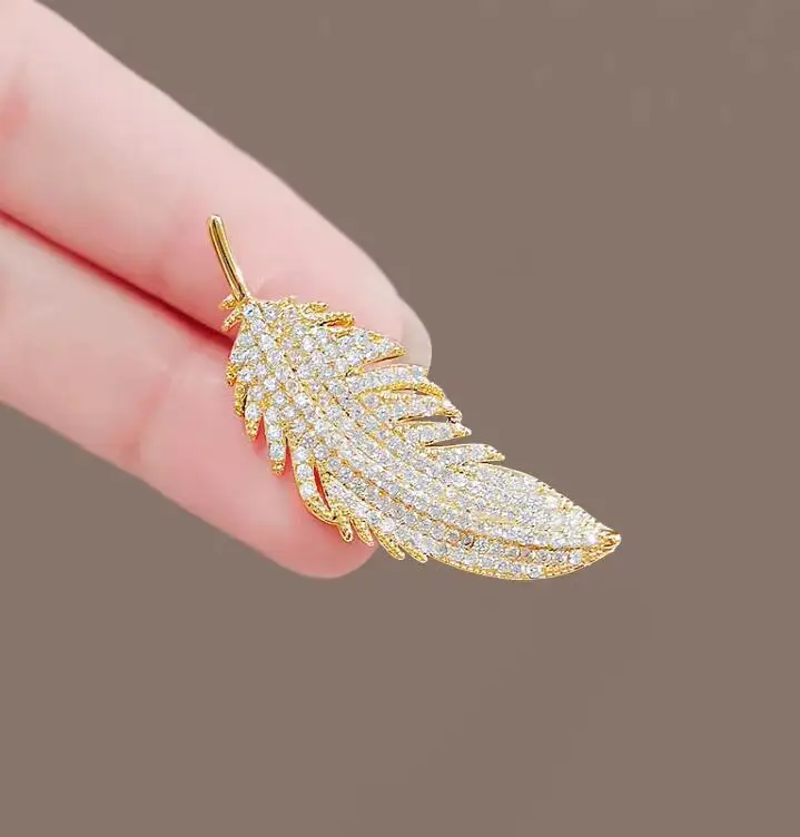 Fashion Crystal Shell Feather Brooch Pins For Women Luxury White Pearl Gold Color Party Wedding Gifts Clothing Accessories 2024