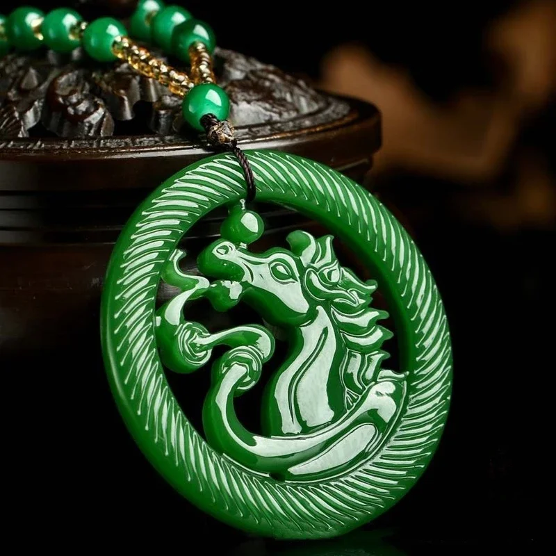 Přírodní zelená hand-carved kůň jadeit přívěsek móda boutique šperků letouni v přední z jejích oči řetízek dar