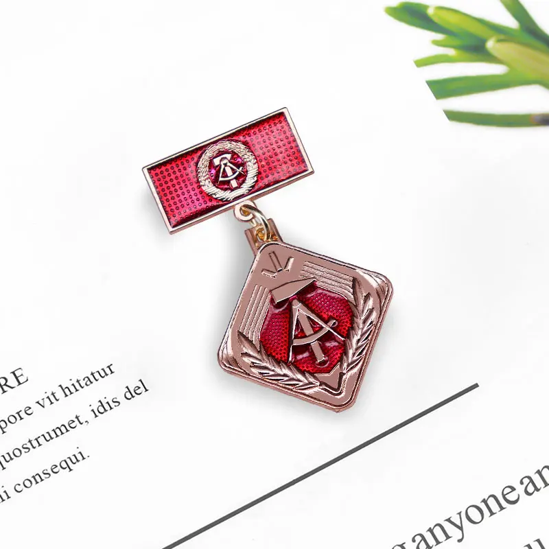 الميدالية المعدنية الحمراء للنشاطين العمال الاشتراكيين في جمهورية ألمانيا الديمقراطية الألمانية تذكار معدني معدني