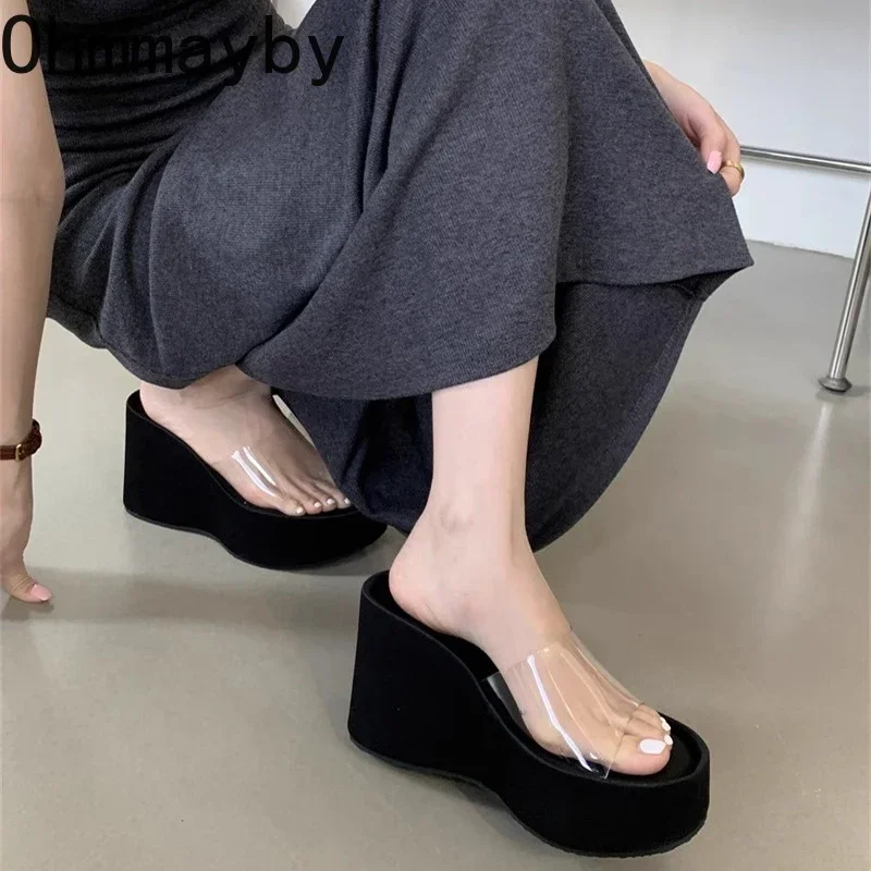 2024 Zomer Dikke Vrouw Slippers Mode Pvc Transparant Platform Wiggen Hak Glijbanen Dames Casual Outdoor Strandschoenen