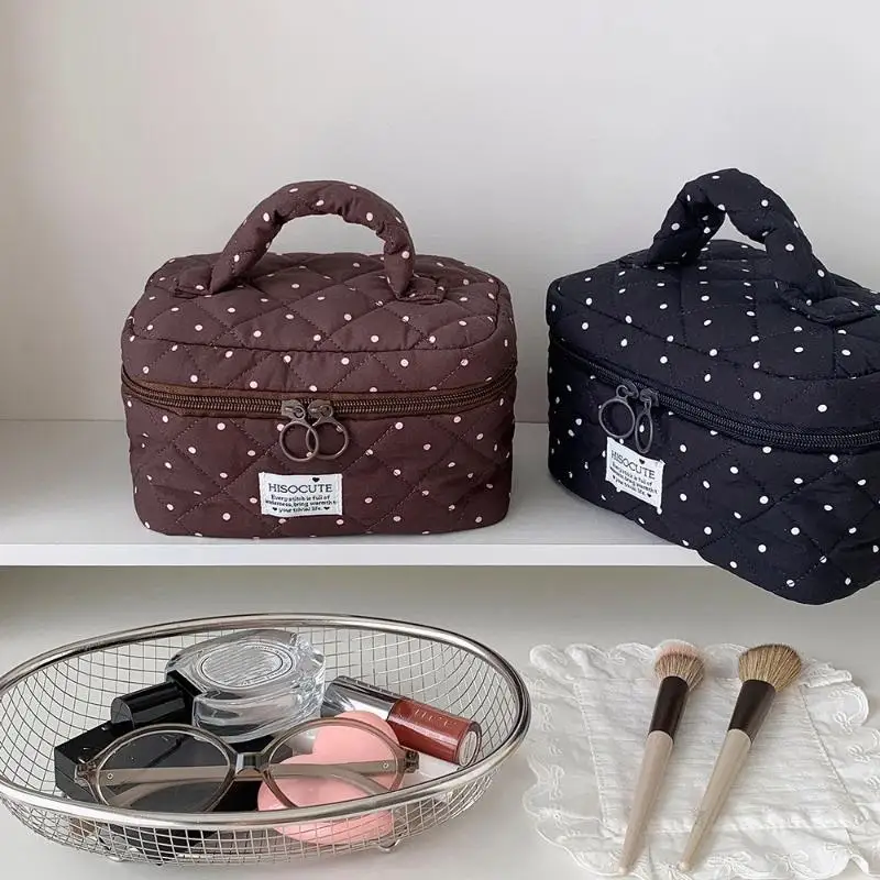 Niedliche, gesteppte Kosmetiktasche mit Polka-Dot-Muster, großes Fassungsvermögen, weicher Griff, ideal für Reisen und die tägliche Aufbewahrung von Hautpflegeprodukten. – Detail 10