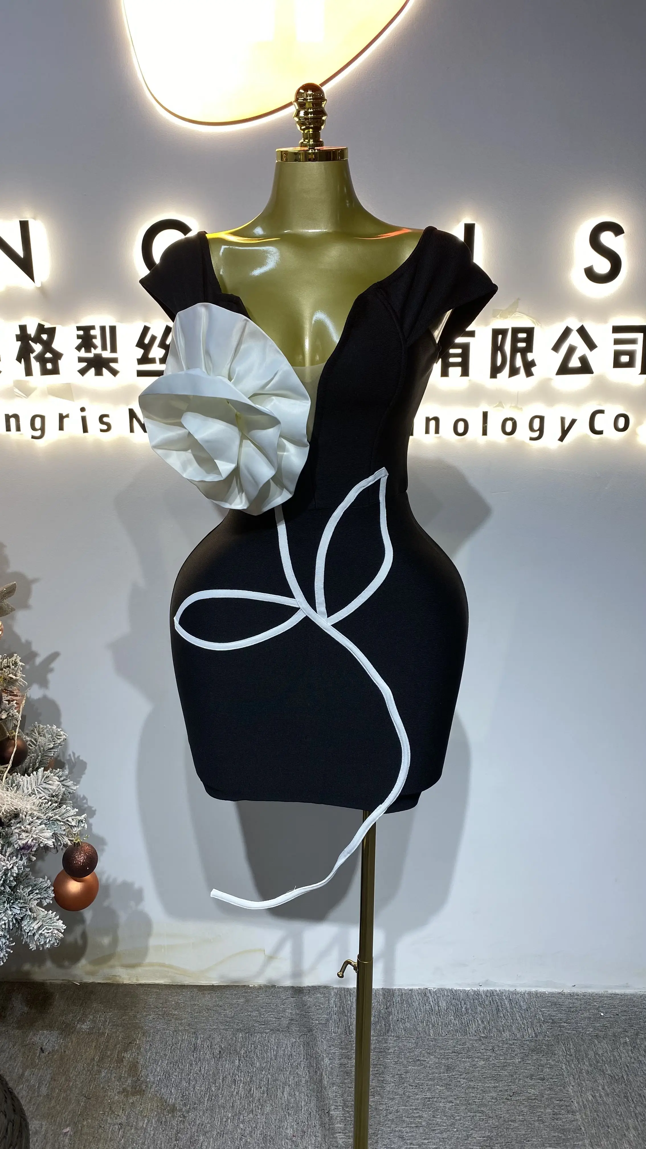 Elegant women's luxury black mini bandage evening dress short party dress with chic large floral print.-GZXX420