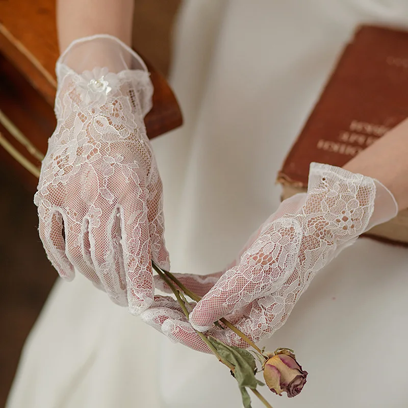 CC Wedding Gloves Women Accessories Bridal Dress Engagement Finger Gants Evening Party Prom Short Lace Elegant Mittens WG084