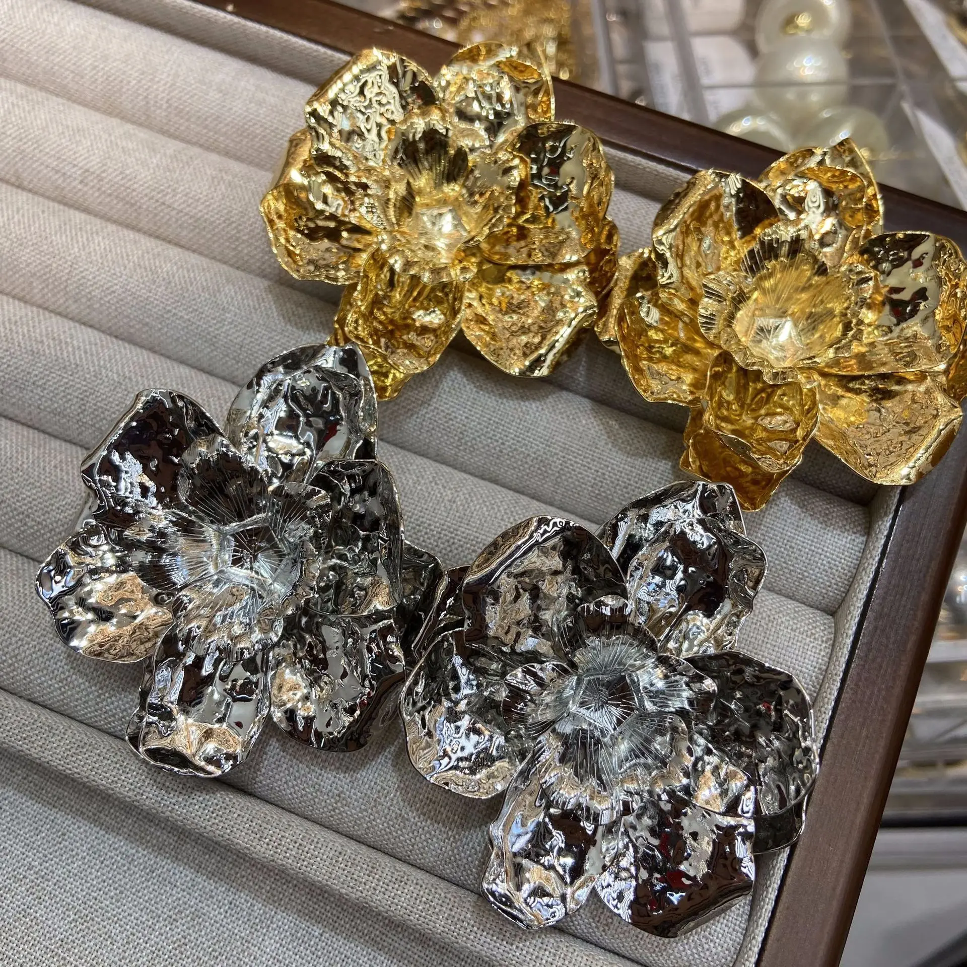 

Stereoscopic Ruffled Flower Metal Earrings Vintage Elegant Stereoscopic Irregular Alloy Flower Banquet Wedding Women Accessories
