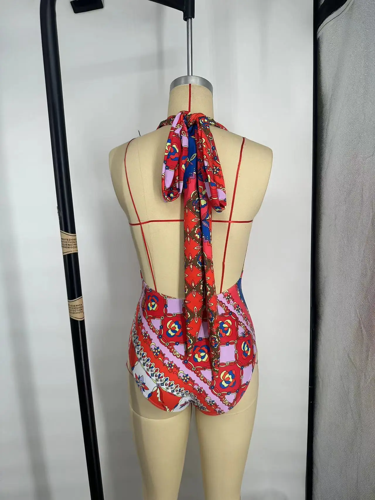 2025 Traje de baño con bufanda Traje de baño para mujer Traje de baño con estampado de fiesta Sarong Ropa de playa sin espalda