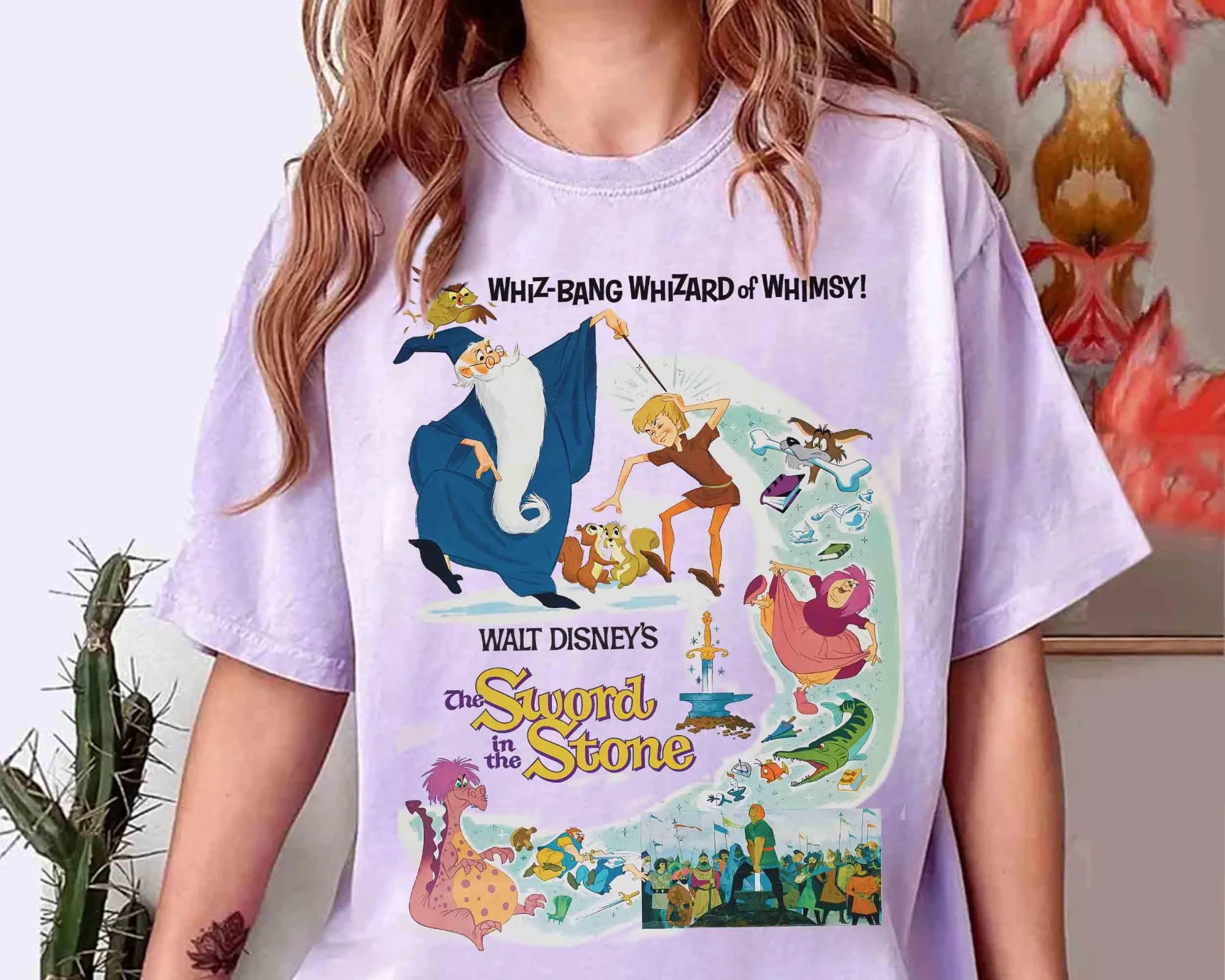 قميص ديزني سيف إن ذا ستون كوميك ملصق ريترو ديزني آرثر ميرلين، السيدة. الجنون، ميم تي شيرت، ديزني عائلة عطلة السفر