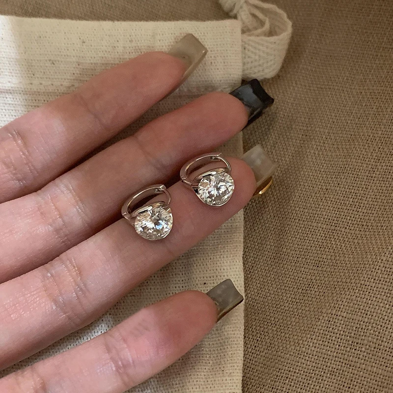 Schlichter, stilvoller Mini-Ohrclip mit funkelndem Zirkonia – Trendiger Metallschmuck 2026 für Damen – Vielseitige Mode-Ohrringe für den Alltag – Detail 3