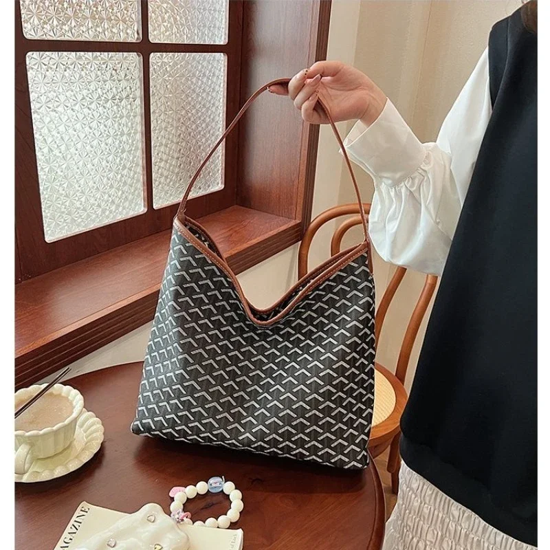 

Women's Fashionable Bag Chic Look For Shopping Trips And Mall Visits With Girlfriends Fun