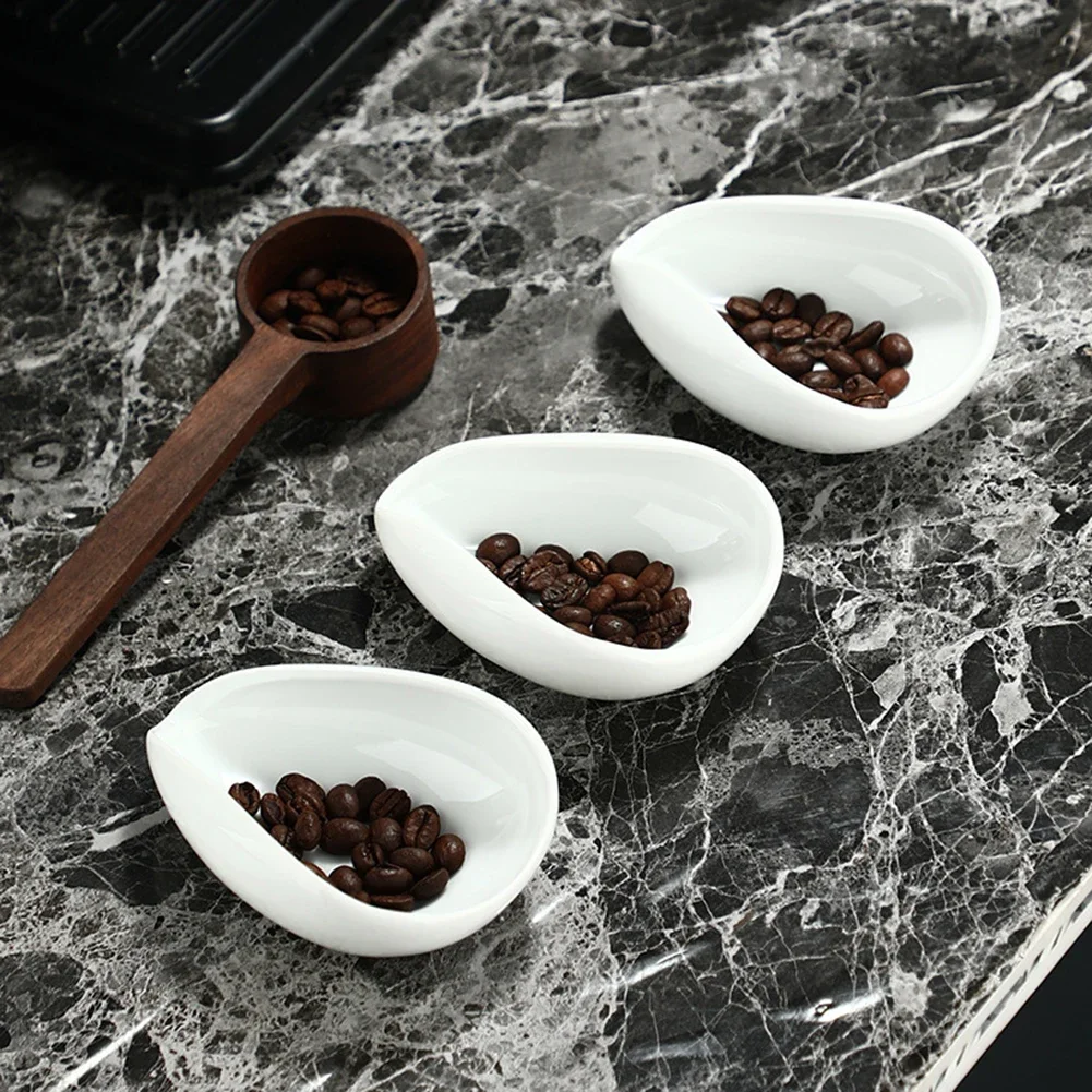 1Pcs Coffee Bean Dosing Cup Coffee Beans Dose Trays Coffee Beans Shovel Pure White Pottery Tea Scoops Coffee Tray Accessory