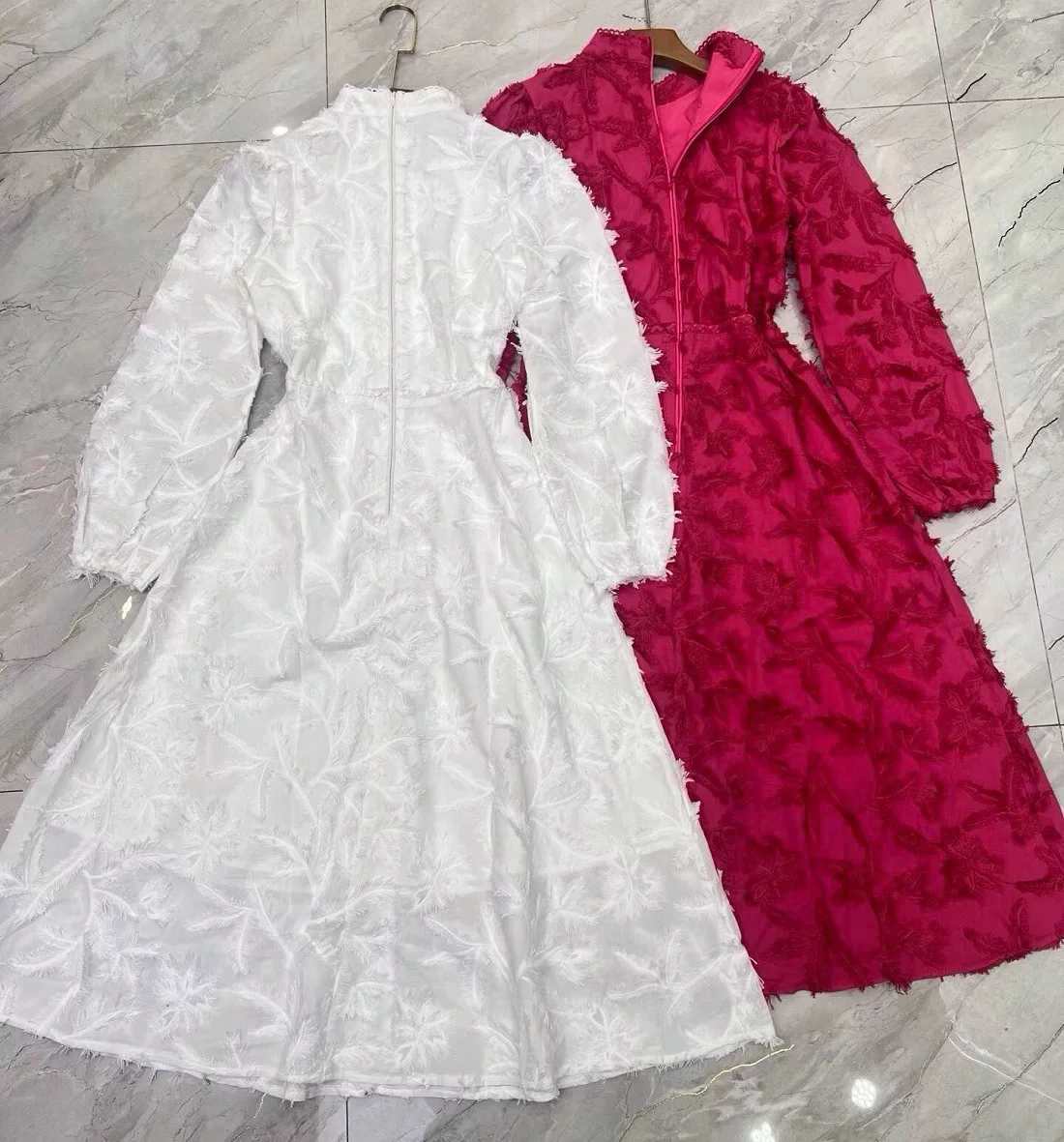 فستان ربيعي جديد عالي الجودة لعام 2026 فستان نسائي فاخر مطرز بالزهور بأزرار ديكو وأكمام طويلة فستان أبيض وأحمر #6