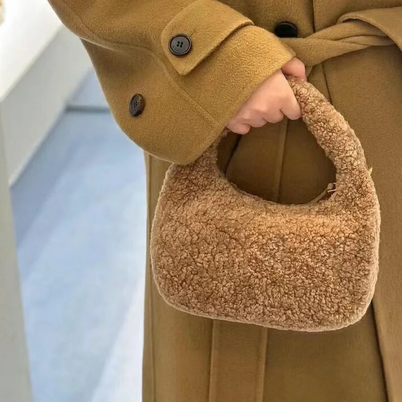 

Новинка 2025 года, плюшевая маленькая сумка, милая маленькая свежая шерстяная сумка для ручной переноски, женская сумка на плечо из овечьей шерсти