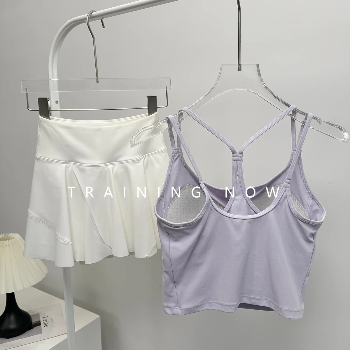 

Высококачественный спортивный костюм для бадминтона для женщин летом, красивая спина, бюстгальтер для йоги, быстросохнущая юбка для фитнеса и тенниса для бега