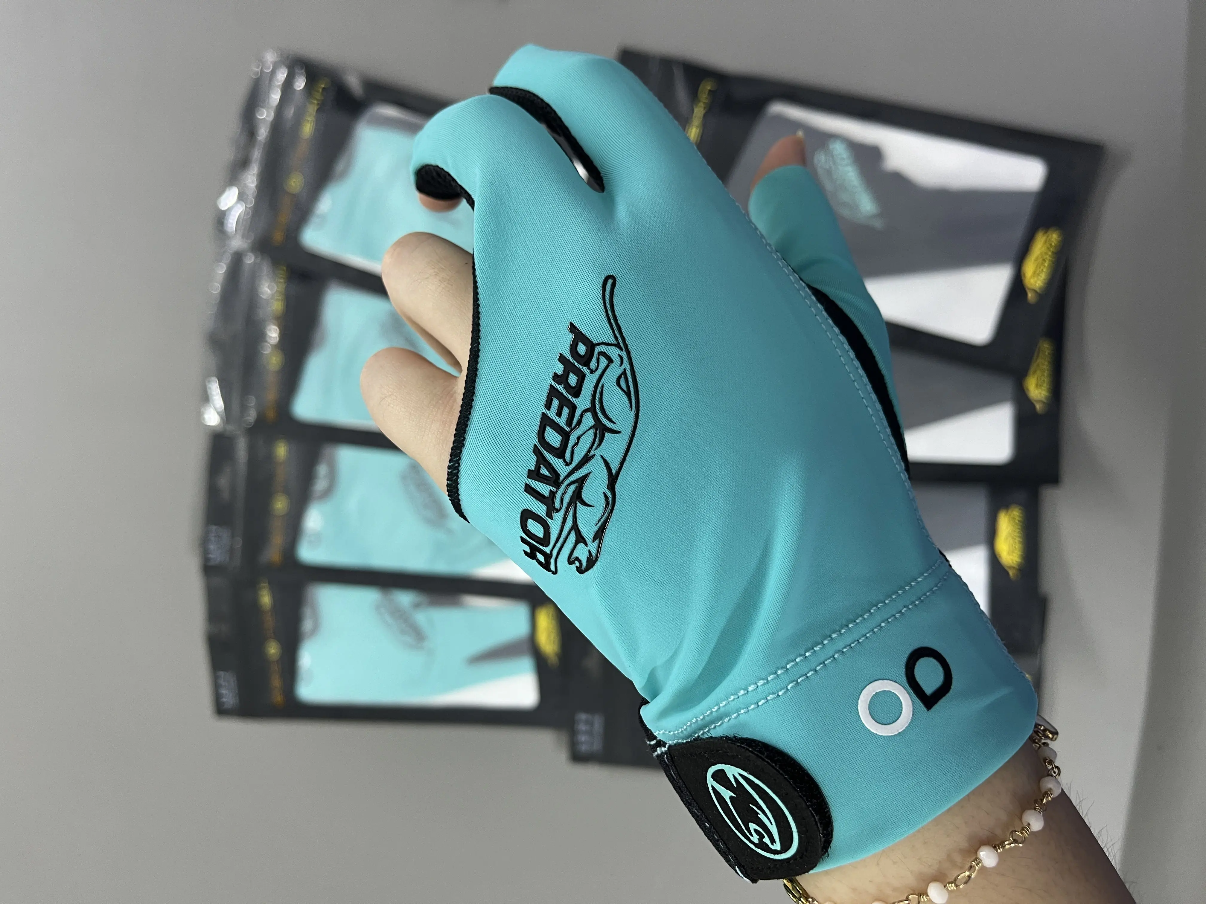 Guantes PREDATOR profesionales para tacos de billar, manoplas antideslizantes de tres dedos, accesorio cómodo para zurdos