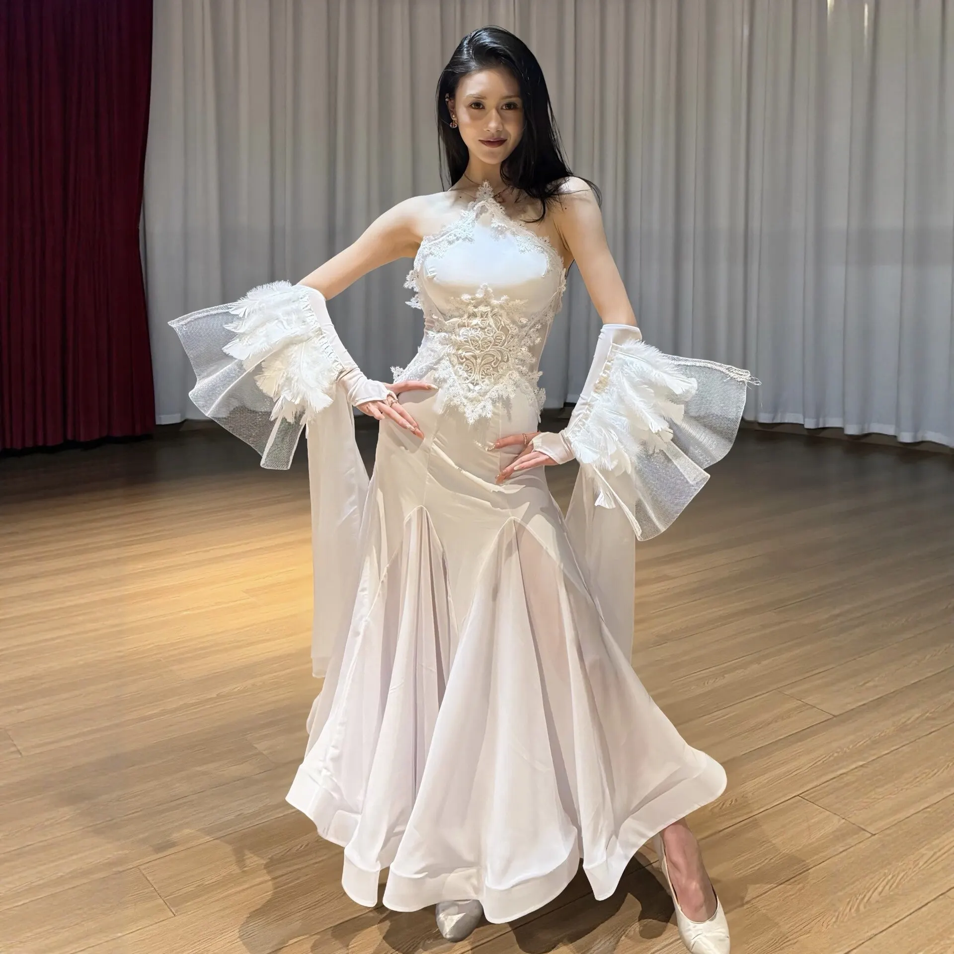 

Платье для танцевальных соревнований 2026: Белое кружевное длинное платье с перьевыми рукавами для женщин, костюм для бальных танцев, платье для выступлений DNV26759