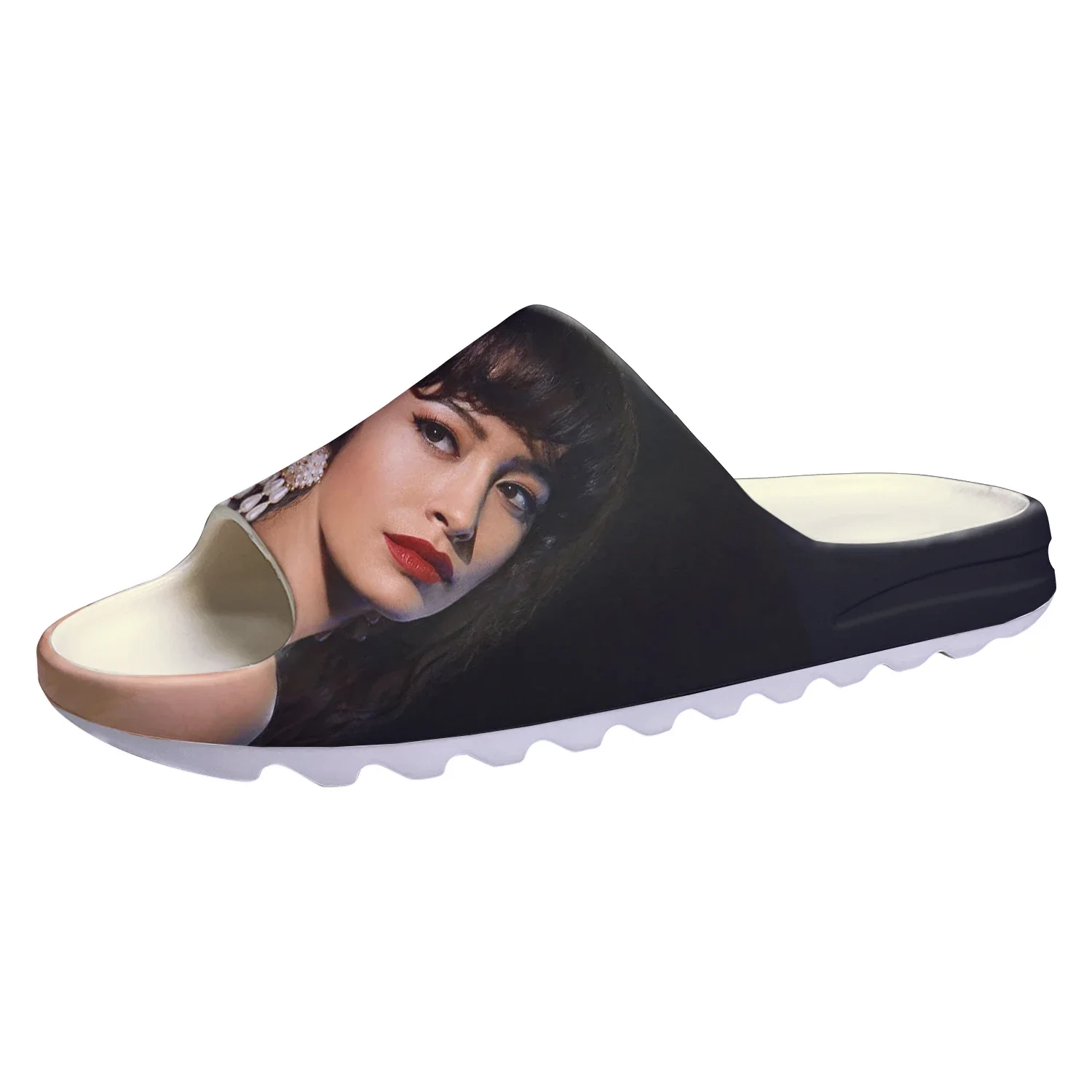 นักร้อง Selena Quintanilla Soft Sole รองเท้าแตะบ้าน Clogs ขั้นตอนบนรองเท้าน้ําบุรุษสตรีวัยรุ่นขั้นตอนที่กําหนดเองรองเท้าแตะ