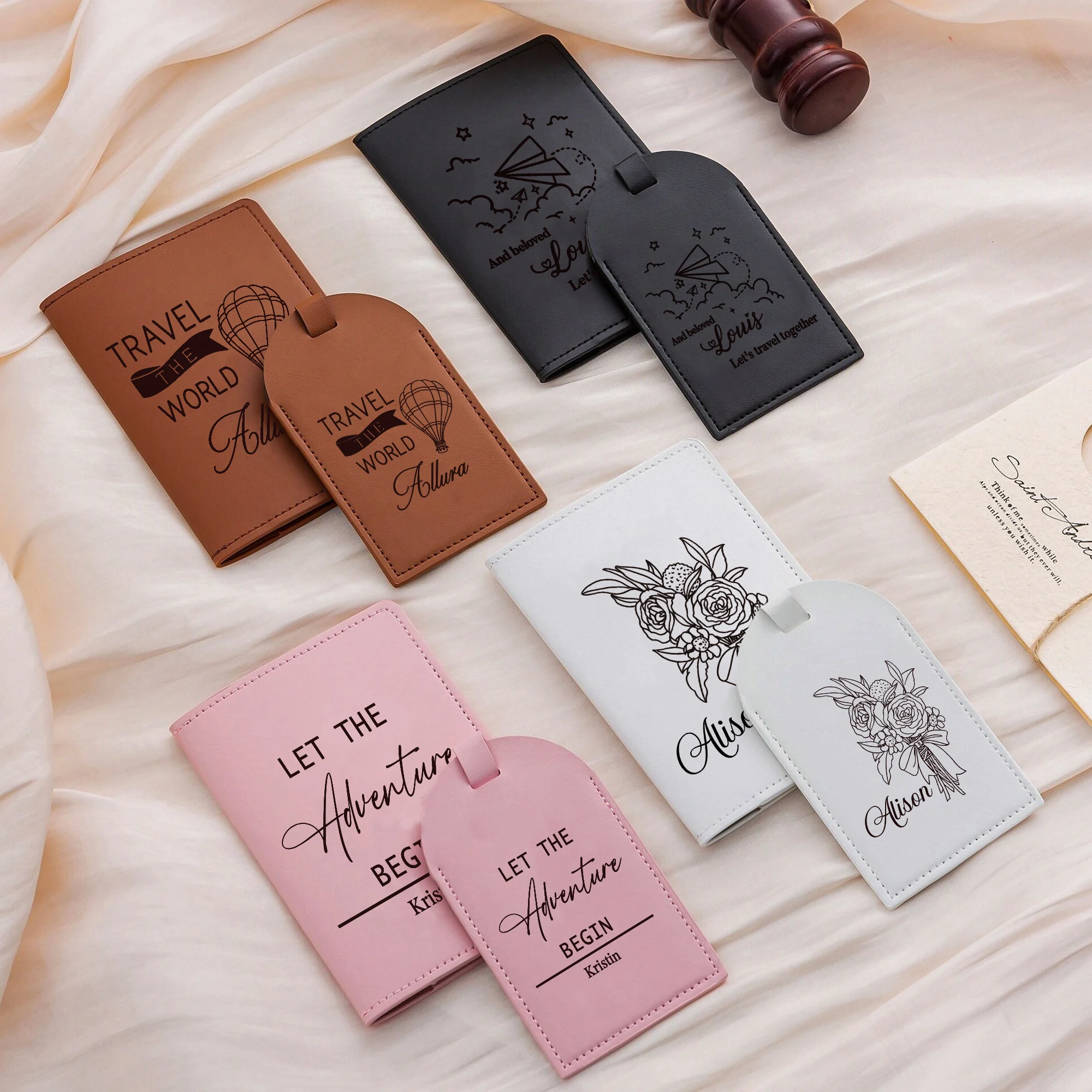 개인화 된 사용자 정의 조각 가죽 여권 커버 및 수하물 태그 세트 새겨진 가방 태그 커플 여권 홀더 파티 선물