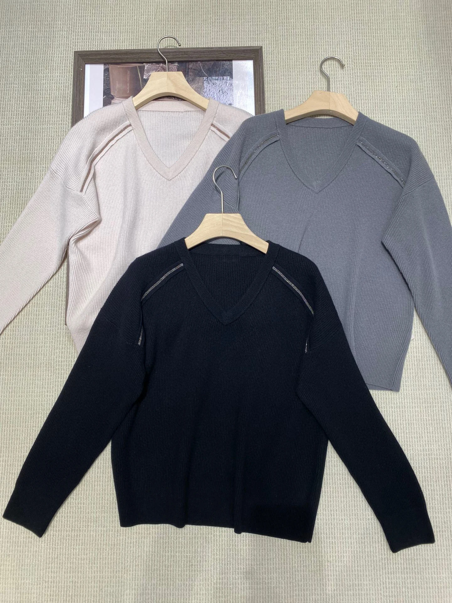 

Pure cashmere v-neckline sweater exquisitely decorated