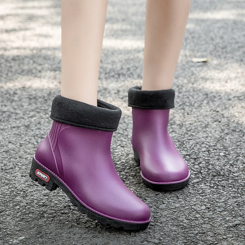 Zapatos de lluvia antideslizantes impermeables para mujer, botas de agua cálidas de terciopelo corto a la moda, botas de goma para la lluvia