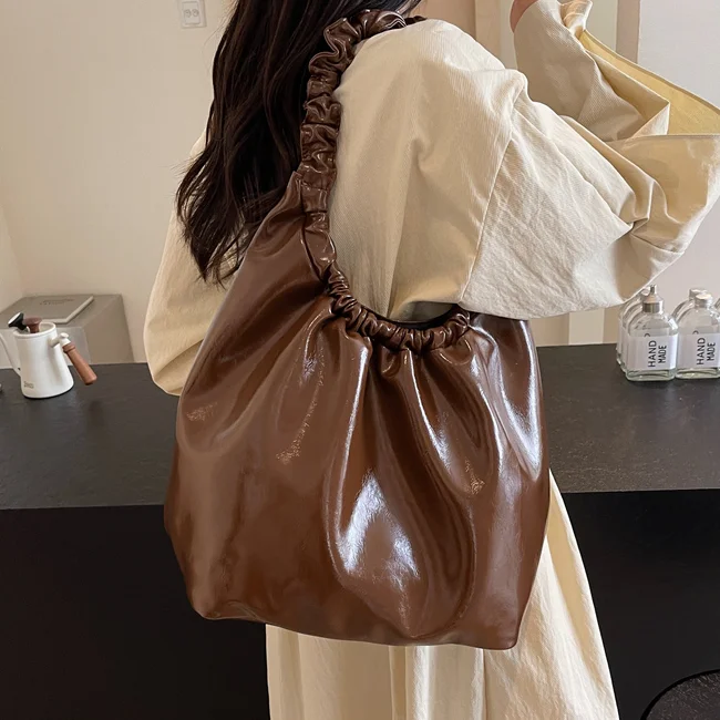 

High End Retro Large Capacity Bag for Women's Casual Versatile and Stylish One Shoulder Tote Bucket Bag