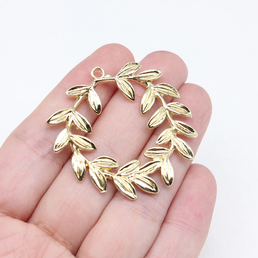 WYSIWYG 4 sztuk Charms gałązka oliwna wianek 41x36mm antyczny brąz srebrny kolor wisiorki Making DIY Handmade biżuteria