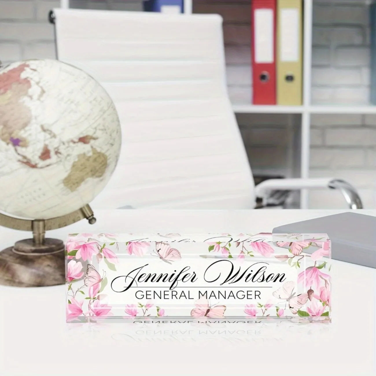 Maßgefertigtes Acryl-Schreibtisch-Namensschild mit Rosa Blumendesign Personalisierte Büro-Schreibtischdekoration (Nur Dekoration)