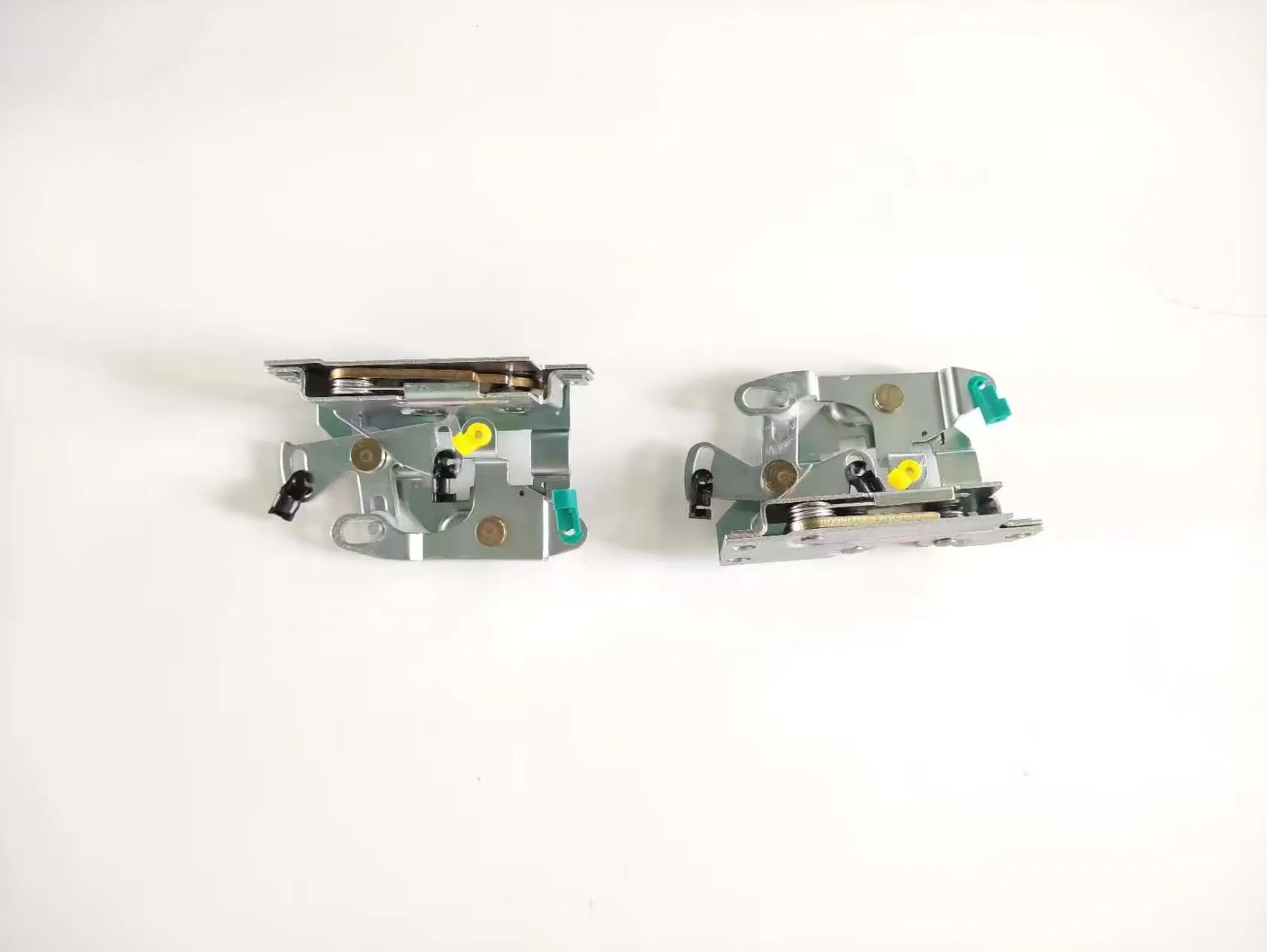 

Pair 55074950 55074951 Door lock block divided into left and right 1987-95 for Cherokee Car Accessories Replacement Repair Parts