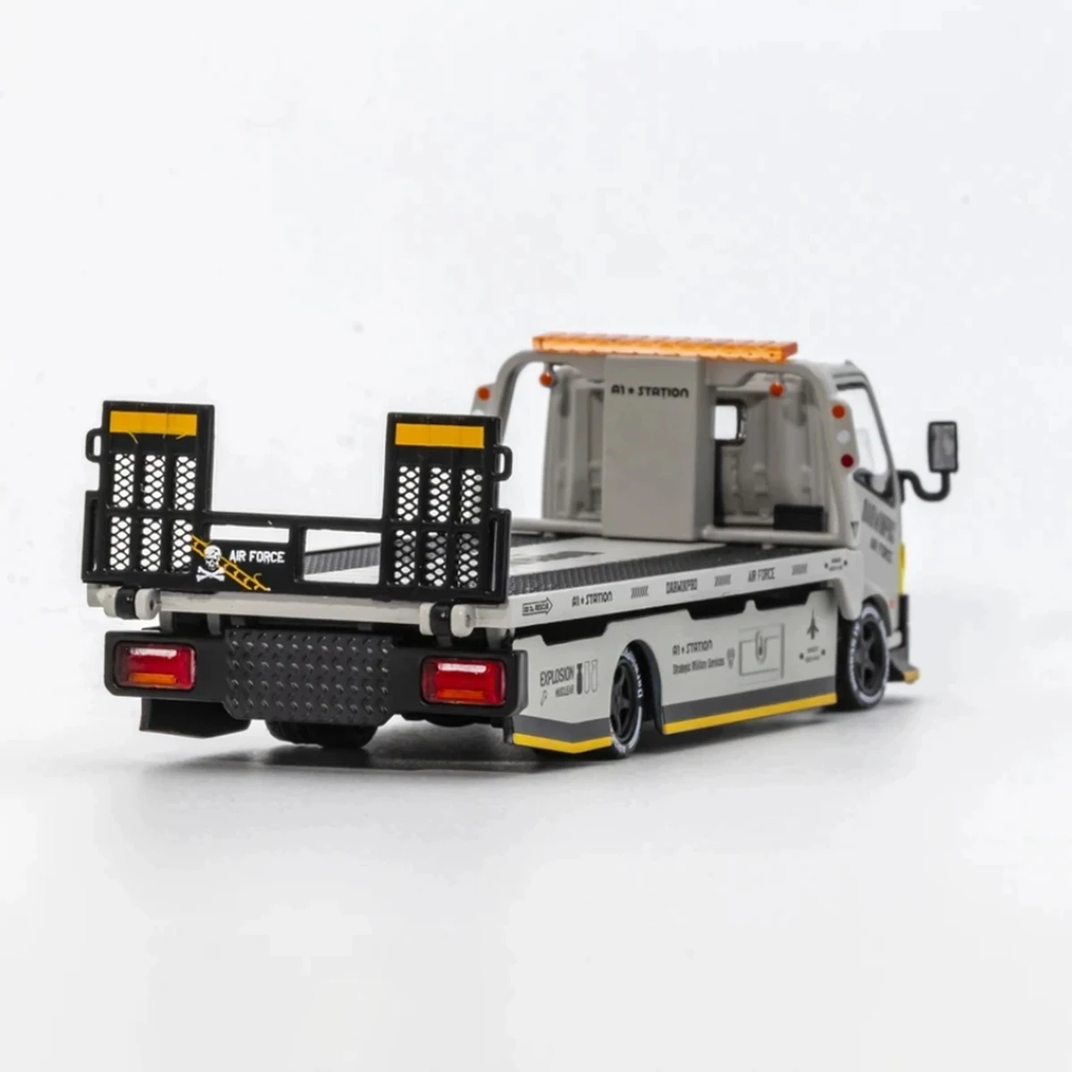 GCD DARWINPRO 1:64 SH00M‑10‑24 HINO 300 DUTRO Flatbed Tow Truck A1 Station Air Force Livery Collectible Model Vehicles Diecast image 4