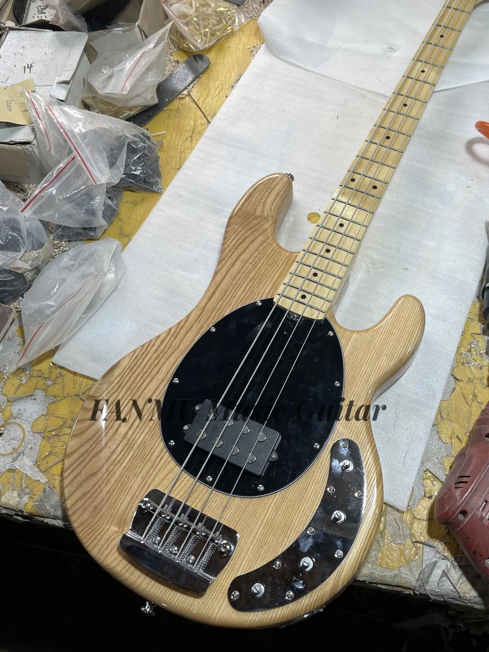 4 strings natural bass, ASH wood body, maple neck, fixed bridge black pickup guard, active battery, factory custom