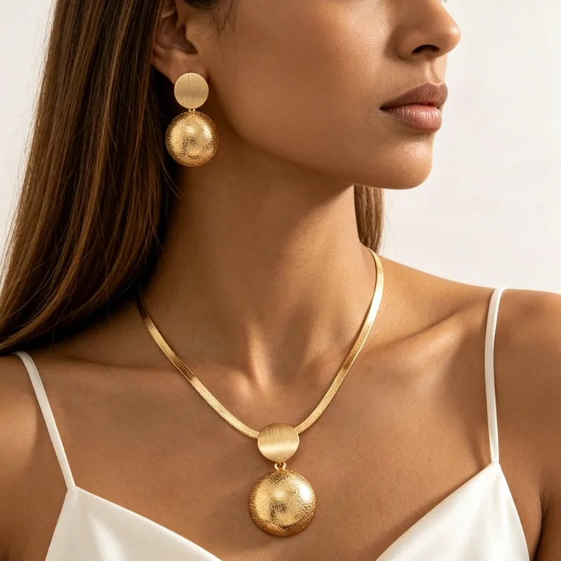 Creative personality geometric metal round pendant necklace female exaggerated knock pattern pendant collarbone chain wholesale