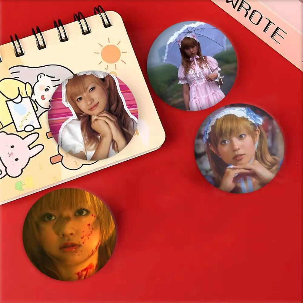 Kamikaze الفتيات موموكو شارات أنيمي شارة ليزر مستديرة الكرتون بروش الملابس على ظهره اكسسوارات التلبيب #1