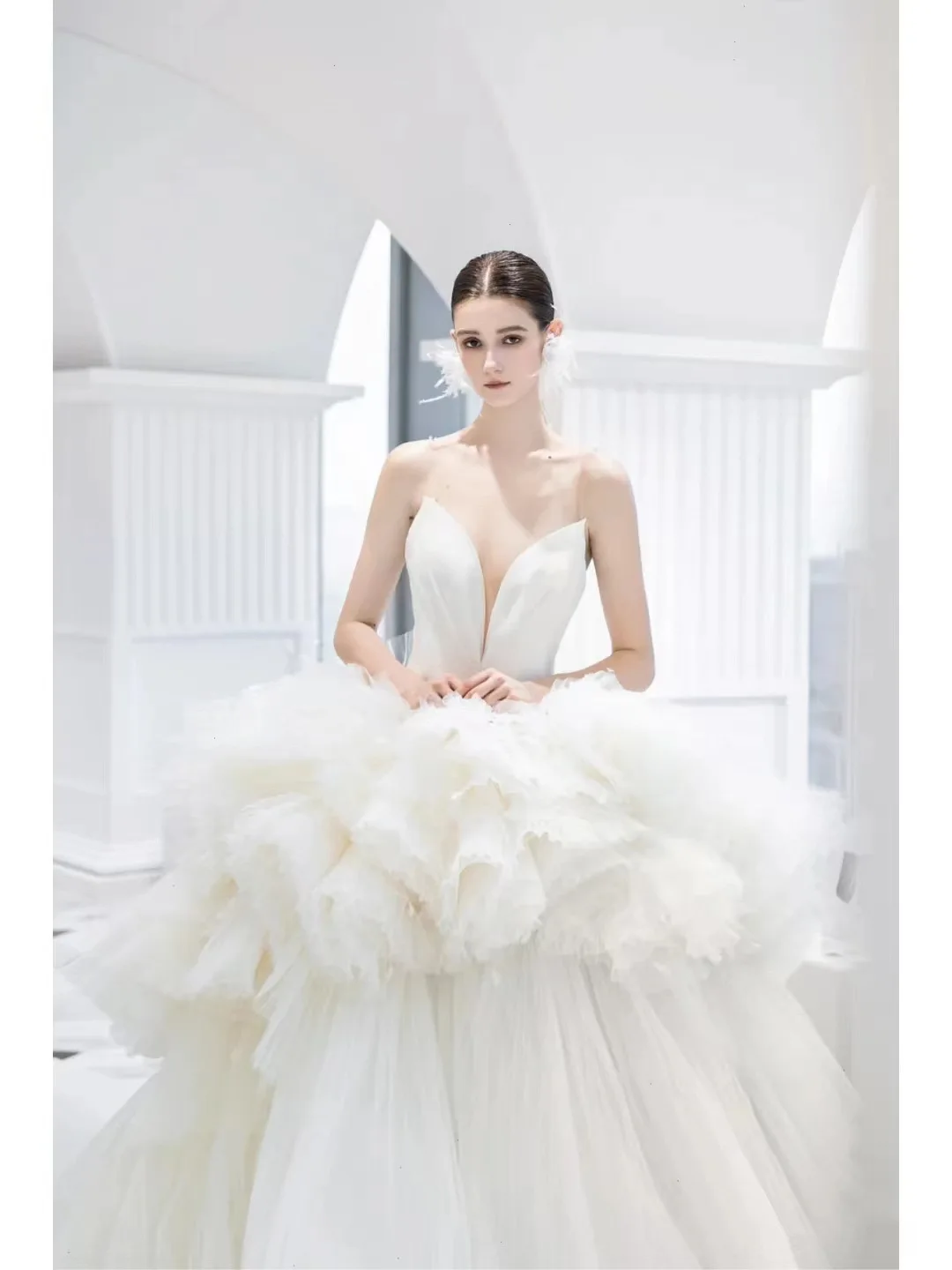 Senior Off White Wedding Dresses Spaghetti Straps Long Train Puffy Ruffles Fluffy Tiered Tulle Deep V-Neck Elegant Bridal Gowns