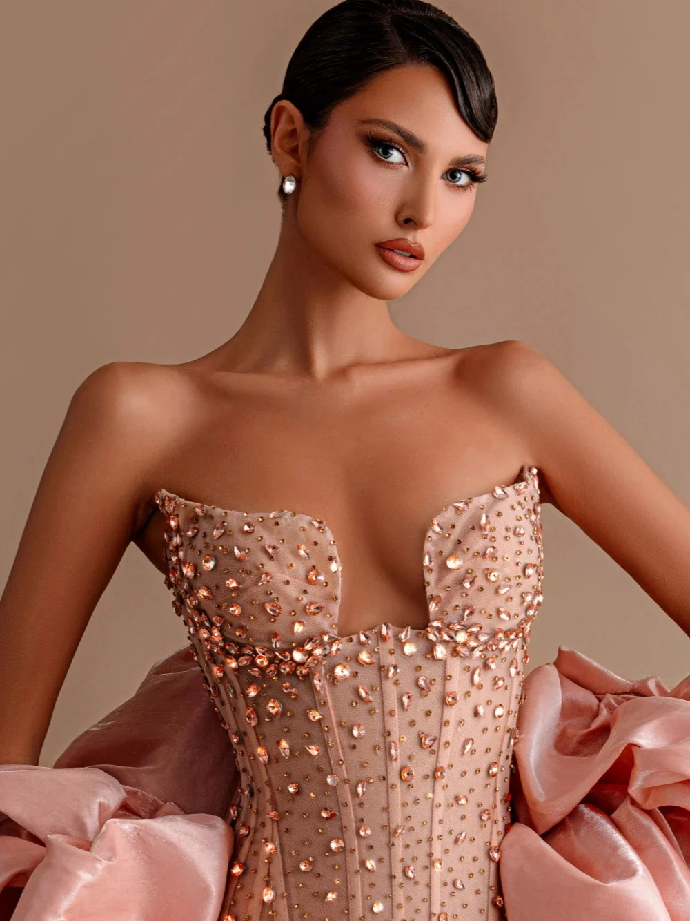 セクシーなクリスタルストラップレスイブニングドレスカスタマイズされたファッションノースリーブシースループロムドレス、フリルラップパーティードレス付き