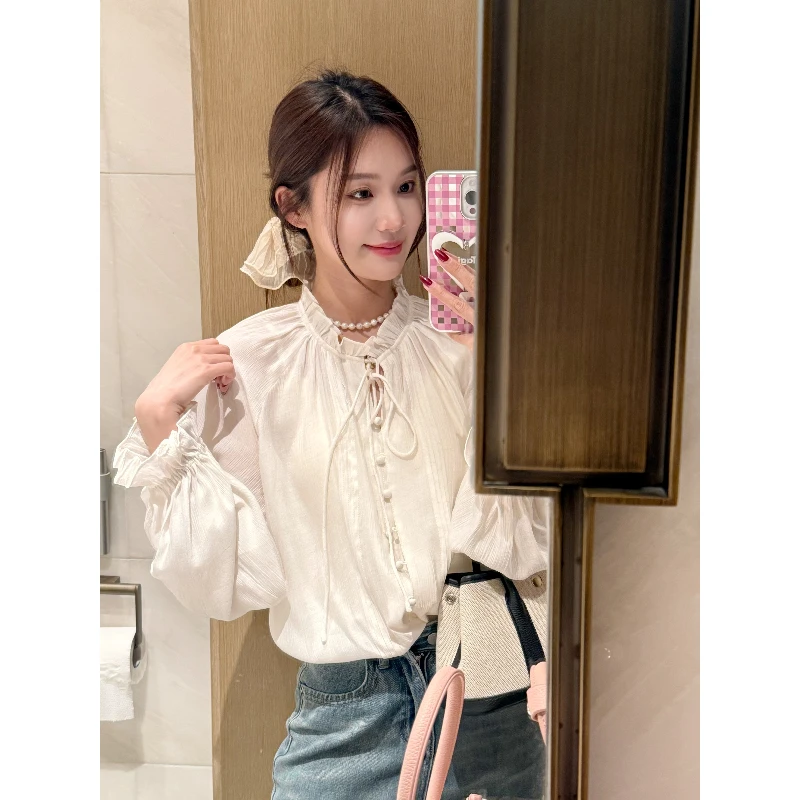 

Нежная женская блузка из твила с эффектом мерцания, с деревянными элементами, в стиле «Весенний Ветер», из других материалов, 00%