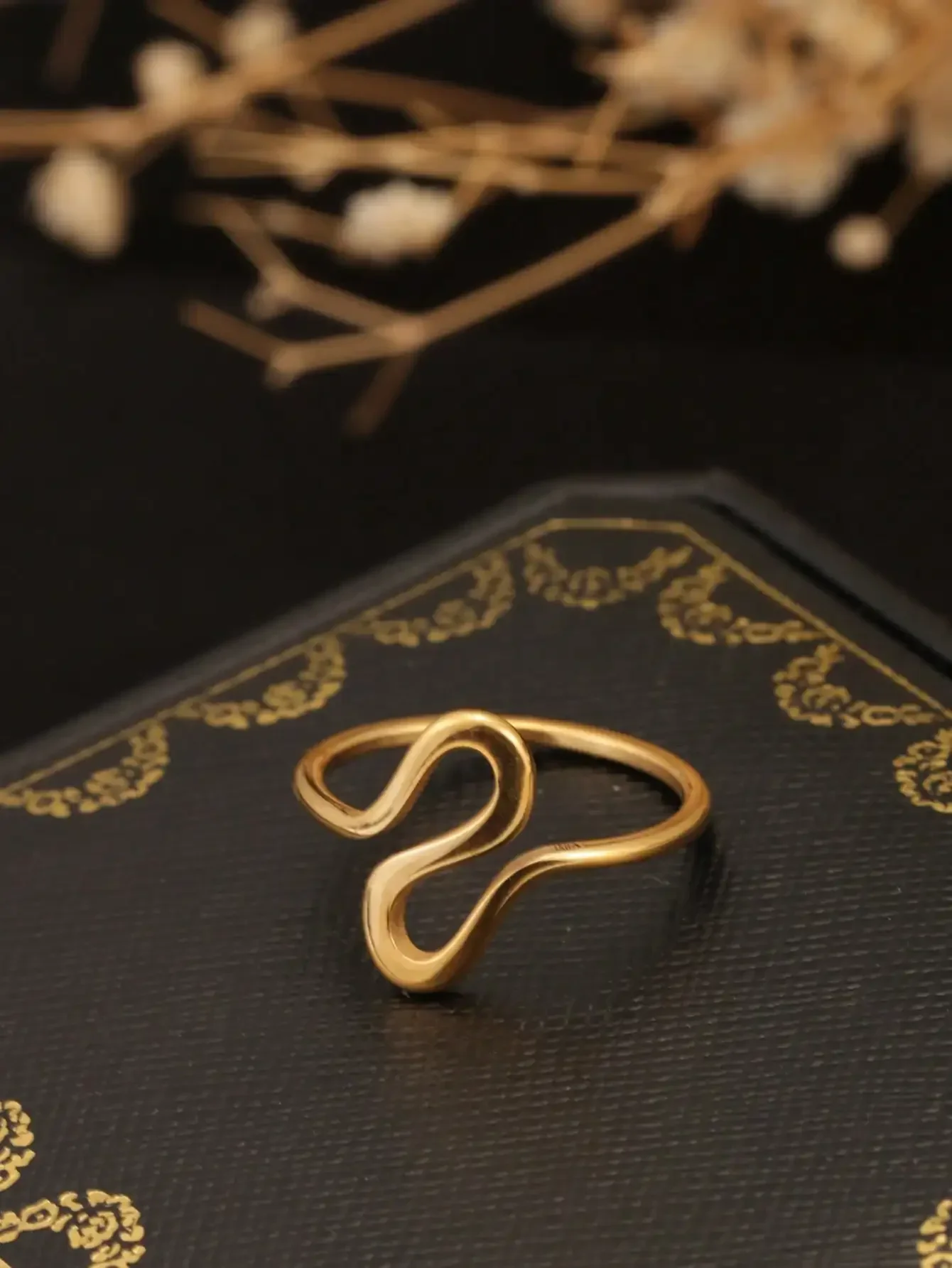 

1pc Stainless Steel Minimalist Wavy 18K Gold Plated Curved Band Ring, Suitable For Women & Couples For Everyday Wear