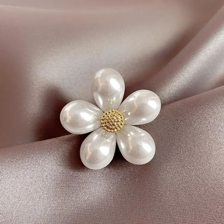 Pearl flower brooch, high-end female artistic style, new style of pin fixing clothes