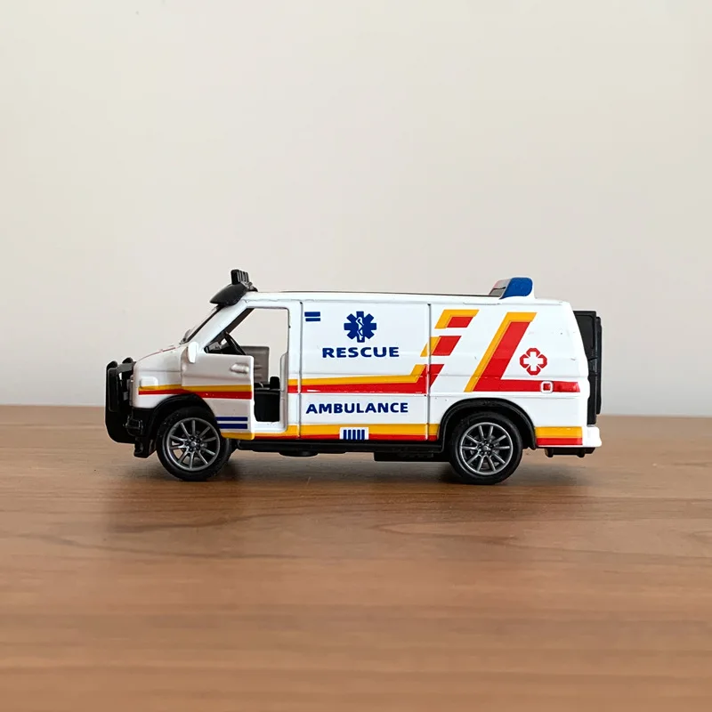 1:32 Simulation Ambulance Model Alloy Pull Back Die-casting Car Toy Police Special Car Children\'s Toy Gift