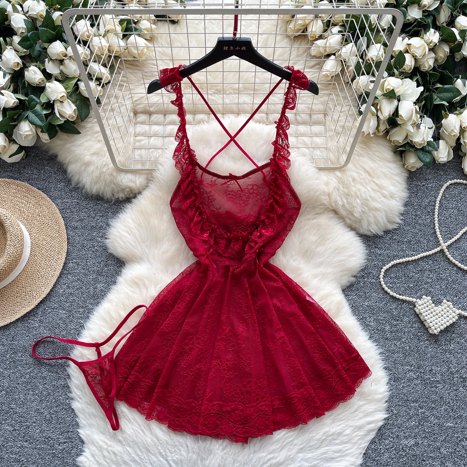 Mini abito da donna increspato in pizzo senza maniche con funghi commestibili trasparenti ed eleganti da donna. Abbigliamento da sera sexy