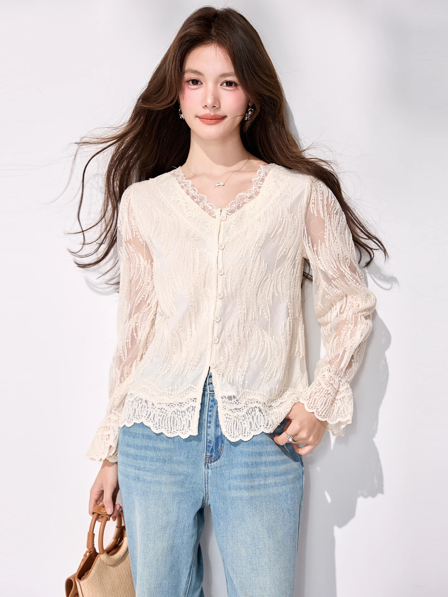 

Новая весенняя блузка 2026 года: французское кружево, вышивка, V-образный вырез, длинный рукав, свободный крой, универсальный топ