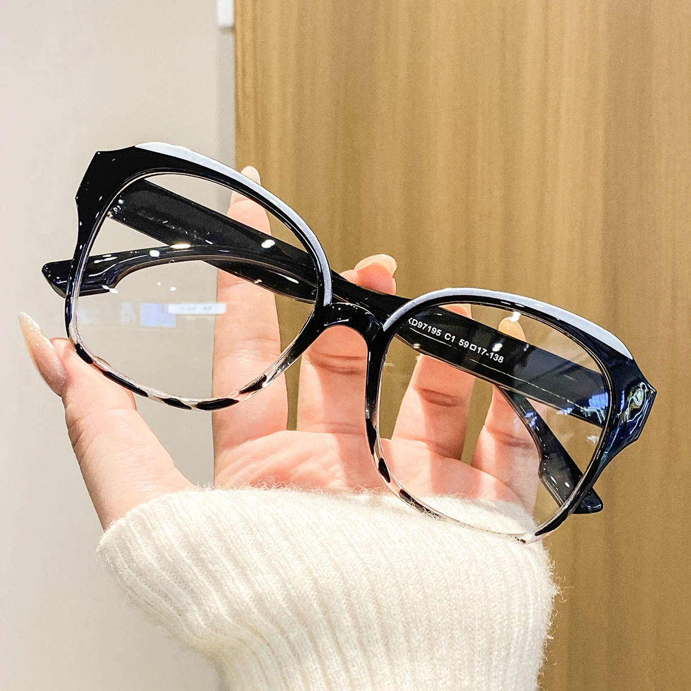 A Pair of Women's Gentle, Rounded Square Frame Decorative Glasses, Which Make the Face Look Smaller and More Youthful, with a Fresh and Attractive Appearance, Versatile and Suitable for Daily Commuting, Shopping, Store