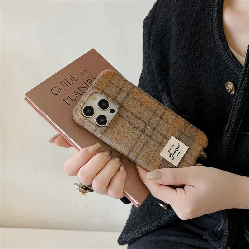 Корейский популярный милый решетчатый шерстяной овечий пушистый меховой чехол для iPhone 13 14 15 16 Pro Max, роскошный зимний пушистый плюшевый грелка для рук