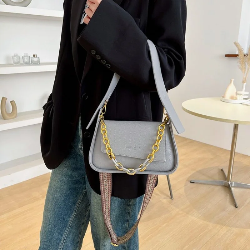 

Elegant Women's Tote Bag Made Of Geranium-Patterned Leather Featuring Trendy Switzerland Vintage Lightweight Soft