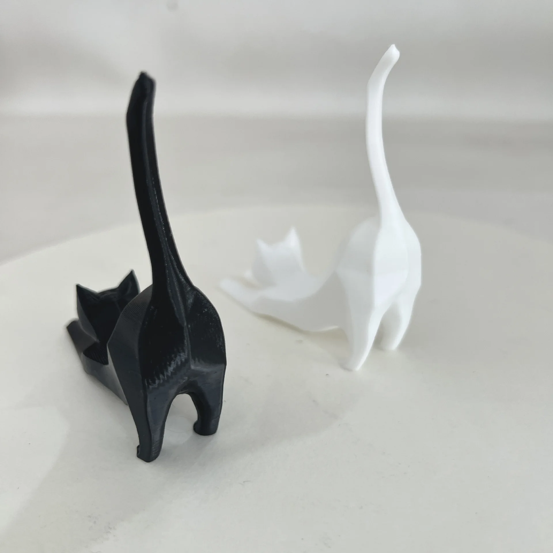 3D Printed Modern Geometric White Black Cat Statue Sculpture Lying Cat Stretching Mini Cat Ornaments Room Decor Figurine