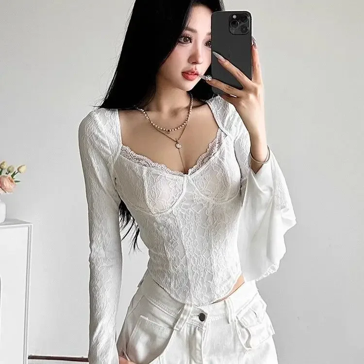 Camisetas dulces de encaje con cuello en V para chica picante americana, novedad de verano 2021, camiseta blanca que combina con todo, Top de cintura ajustada Irregular para mujer