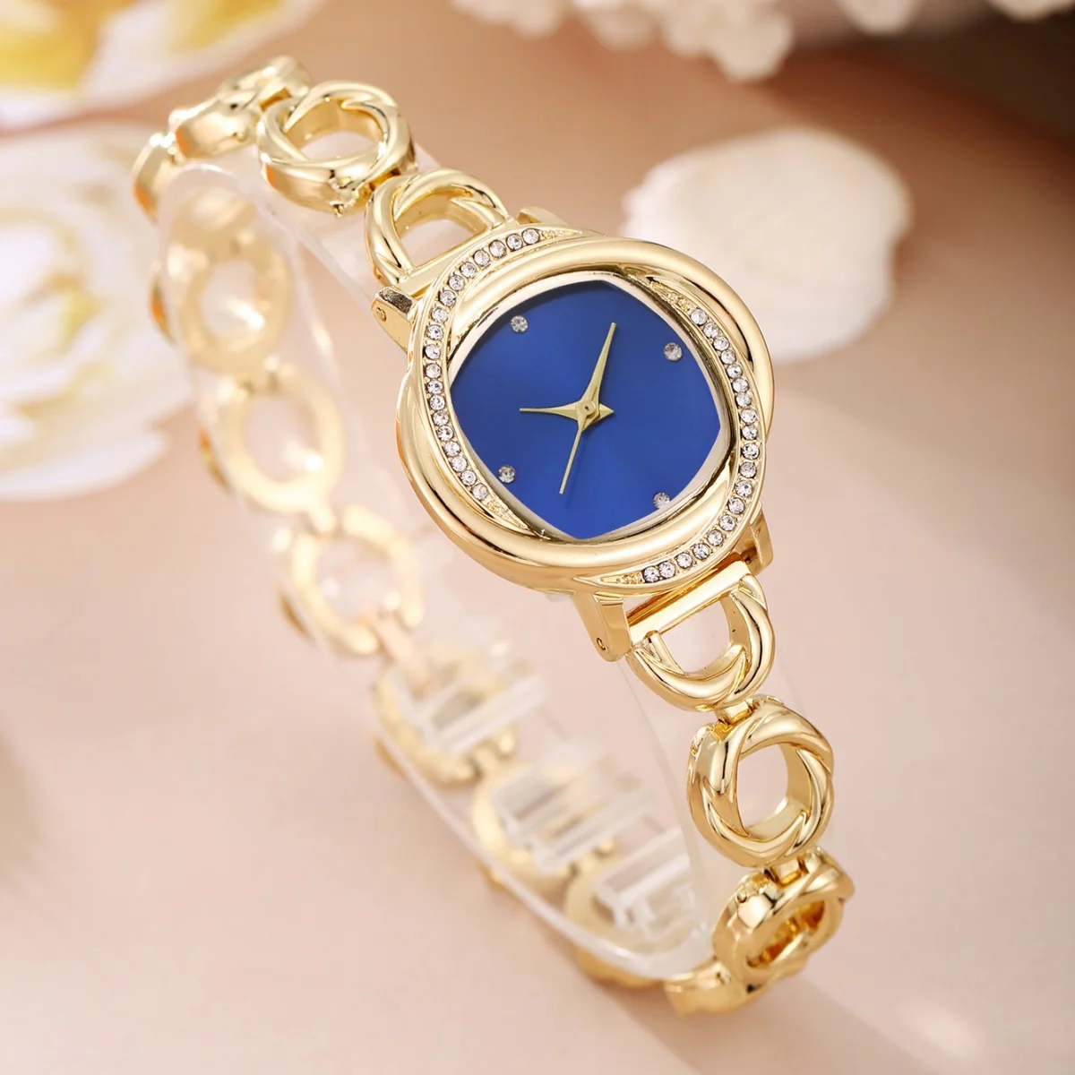 The latest style of women\'s fashionable and minimalist alloy quartz watch with a sense of design