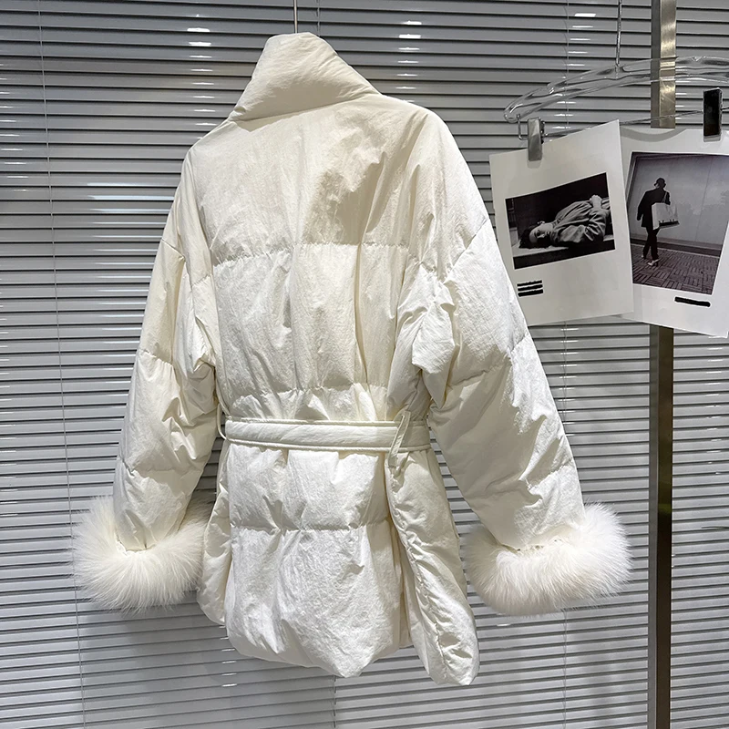 2025年冬新作　ファッショナブルなウォーターダイヤモンドエッジ　毛足の長いカフス付きスカーフカラー　ダウンジャケット　女性らしい上品なダウンコート